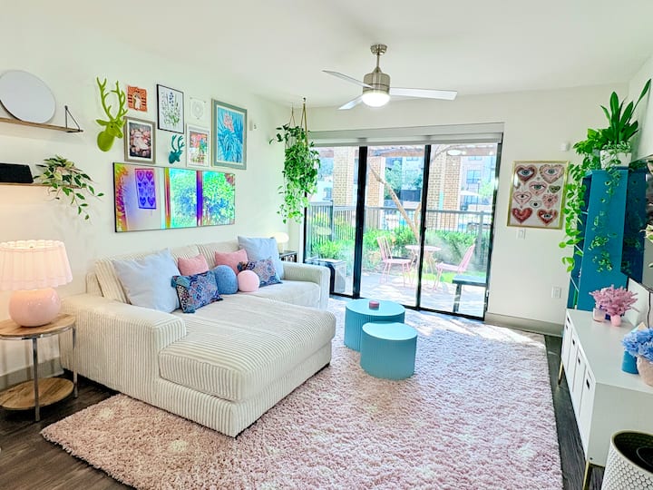 Dreamy Designer Retreat W/ Private Yard - Dallas, TX