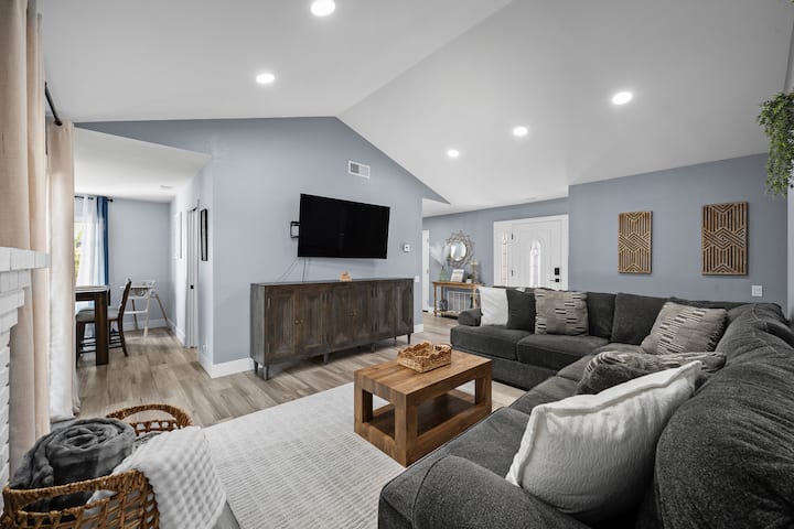 Spacious Family Retreat + Game Room Sleeps 12 - Escondido, CA