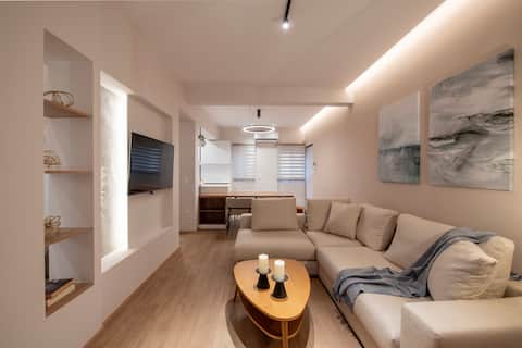 Popular Airbnb listing: Elegant Apt at Piraeus Center in Τερψιθέα