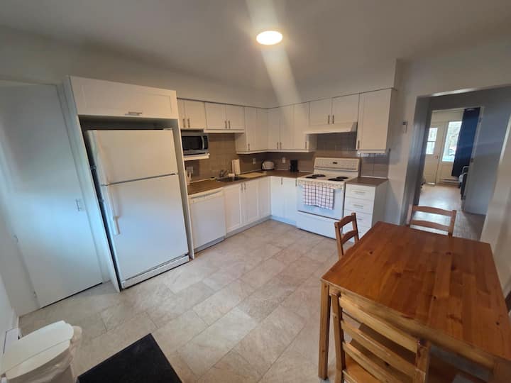 Modern & Fully 3-bedroom Retreat - Boucherville