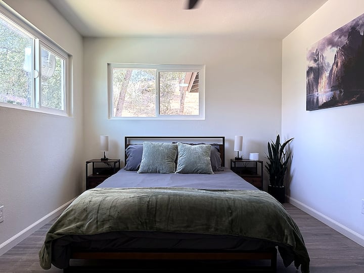 Cómoda recámara en el piso de arriba con cama tamaño queen, luz natural y un ambiente tranquilo de las estribaciones, perfecta para relajarse y sentirse como en casa.