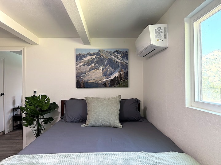 El segundo dormitorio de la planta baja cuenta con un acogedor espacio para dormir y un cómodo acceso al nivel inferior, con una puerta cercana que conduce directamente hacia la zona de la alberca.