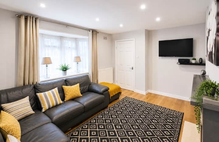 Modern 3-bed Home With Driveway And Garden - Stevenage