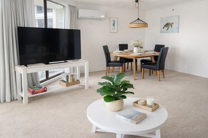 Spacious Living With Ocean Views - Broadbeach