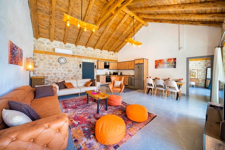 Doğa Içinde 2 Odalı Geniş Havuzlu Rustik Villa - Kalkan