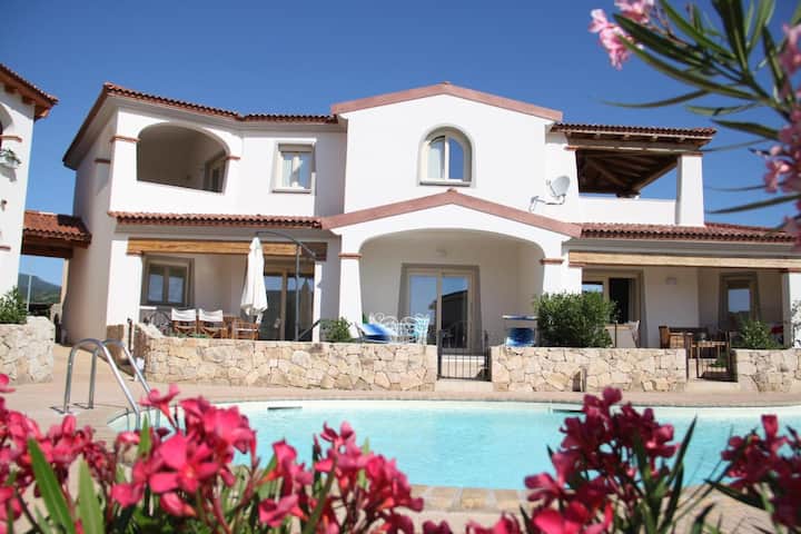 Mediterranean Sea Shell Pool House - Budoni
