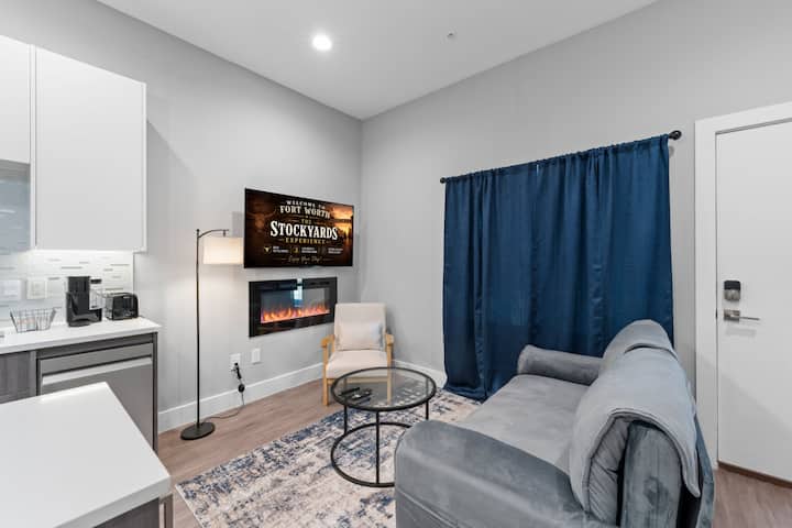 New Modern Apt+ Fireplace+free Parking+stockyards - Sansom Park Trail – Fort Worth