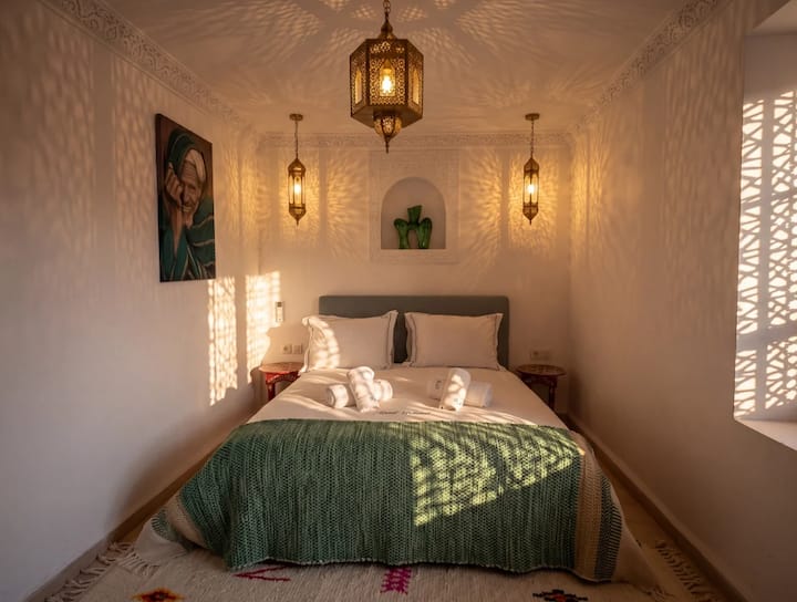 ბუნებრივი განათებით სავსე ეს ორსაწოლიანი ნომერი აერთიანებს მაროკოს კომფორტსა და ავთენტიკურობას. მყუდრო საწოლი, ხელნაკეთი ფანარები და მოწესრიგებული დეკორი თბილ ატმოსფეროს ქმნის.