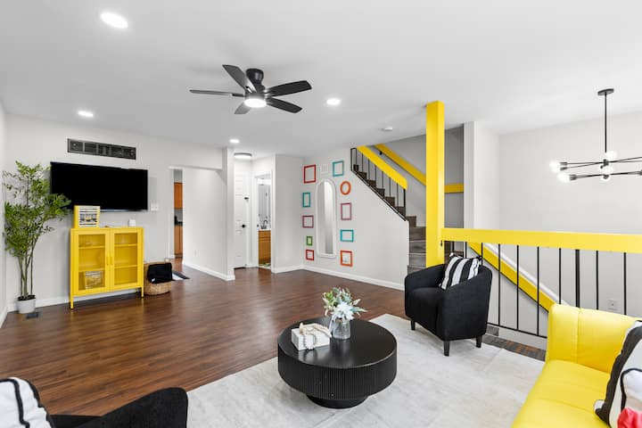 Vivid Luxe Retreat | Luxury 2br Townhouse - Chesterfield, MO