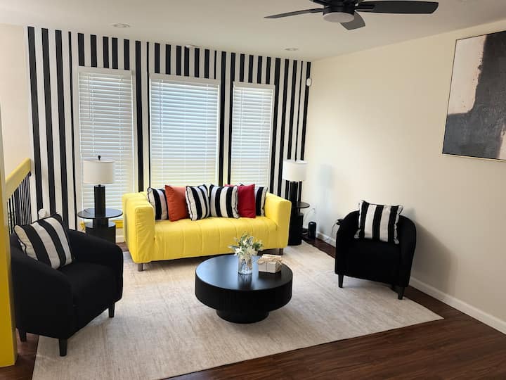 Vivid Luxe Retreat | Luxury 2br Townhouse - Chesterfield, MO