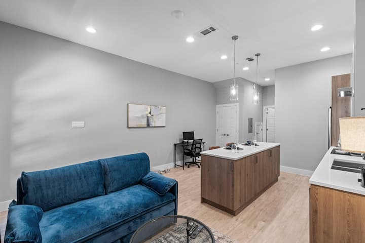 New Cozy Apt+free Parking+stockyards - Lake Worth, TX