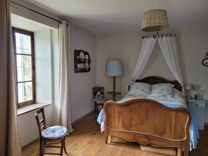 Dhomë shumë e bukur në një kat, e madhe, krevat 140 cm, dyshek komod me material memory foam, një dritare me pamje nga kopshti dhe një tjetër me pamje nga oborri. Magjepsje e botës së vjetër