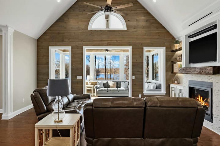 Waterfront Retreat Lakefront Game Room Dock - Bumpass, VA