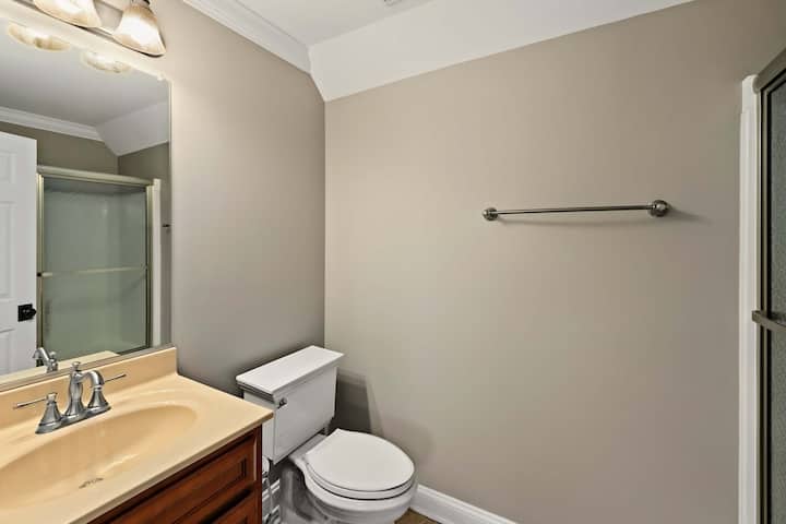 Dormitorio del nivel superior: luminoso, espacioso y listo para recibir huéspedes, con su propio baño privado.