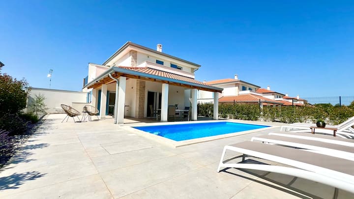 Sun & Serenity: Modern Pool Villa Near The Beach - Umag