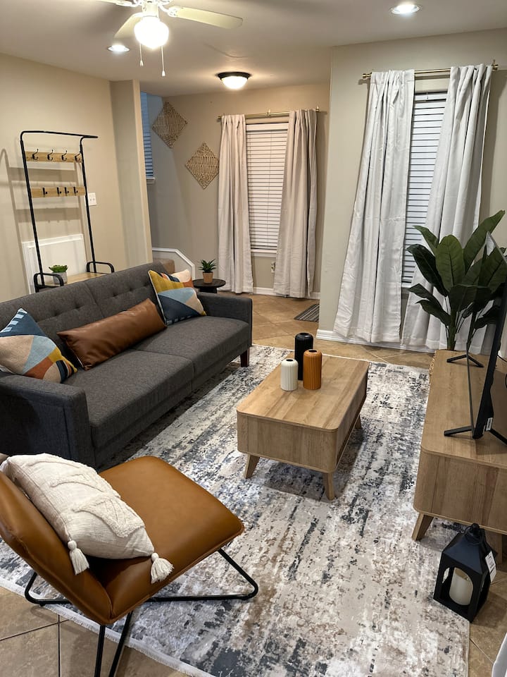 Peaceful Corner 2br Townhome Near Hospitals - Harlingen, TX