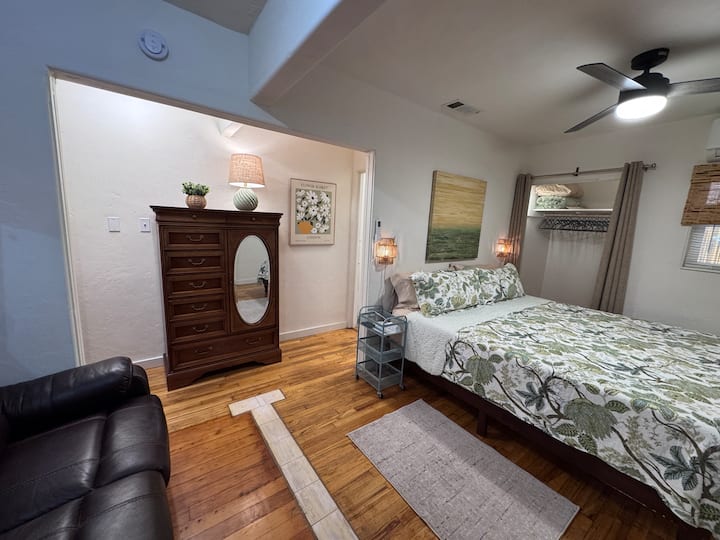 Prime Downtown Studio Location Near Everything - Modesto, CA