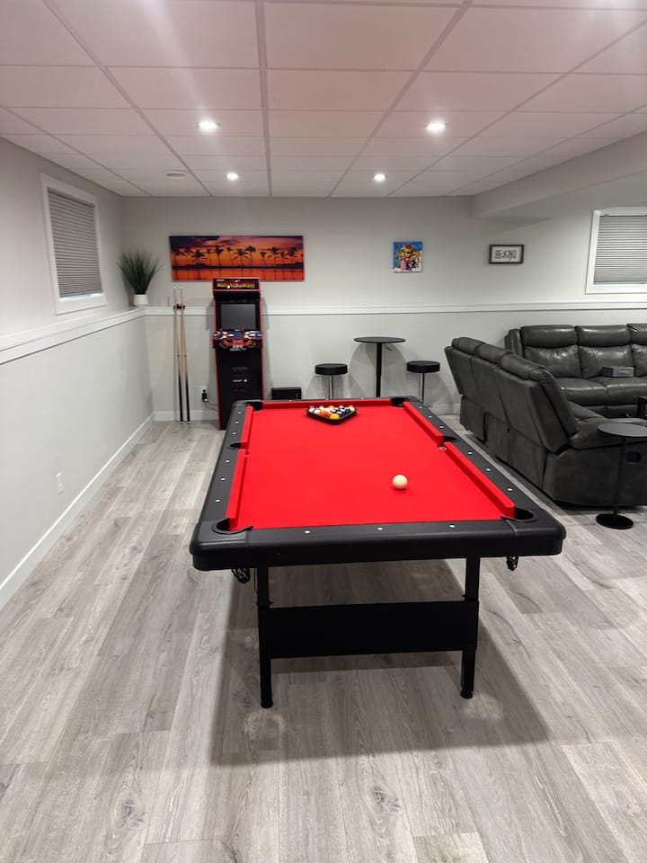 The Social Cabana | 4br + Ac + Bbq | Games Room | - Red Deer