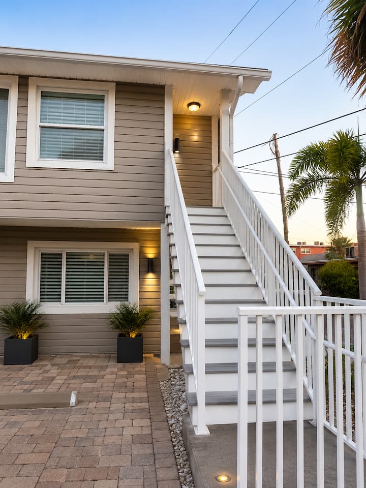 Salt & Palm Retreat Upper - Treasure Island, FL