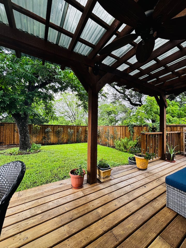 Cozy Dallas Home Private Yard Deck, Near Downtown - Dallas, TX