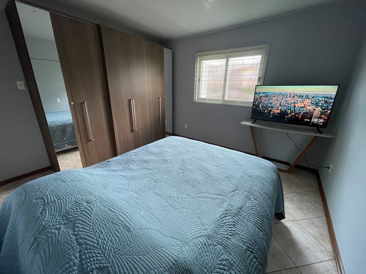 55-palcový televízor so službou Chromecast, veľký šatník, vlastná kúpeľňa.
