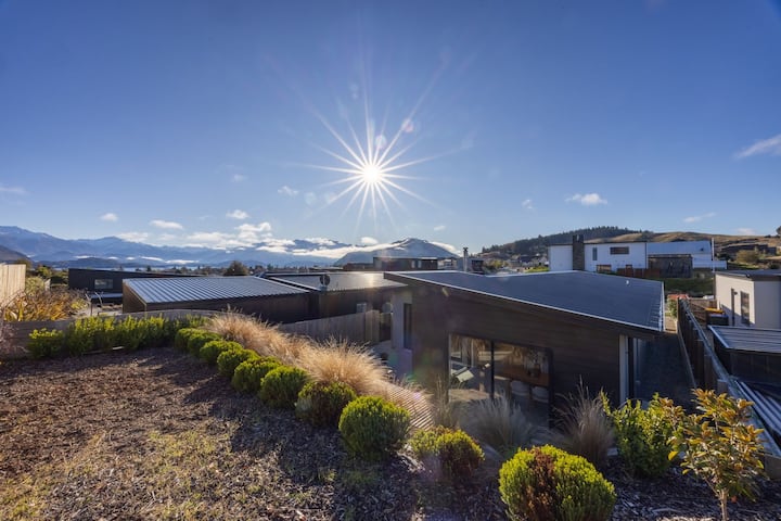 Modern Wanaka Home With Spa - Wanaka