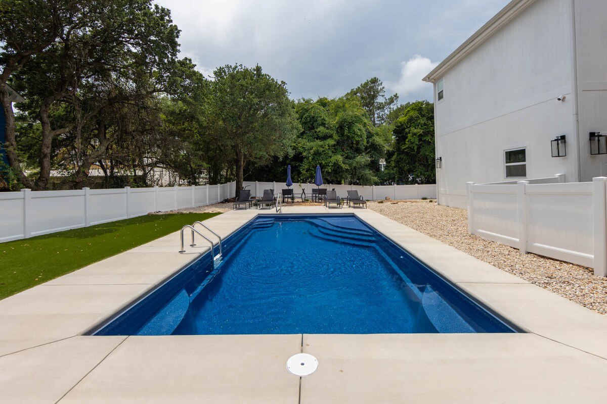 The Last Mango with Heated Pool & Hot Tub