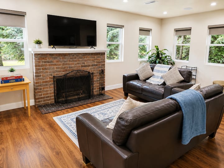 The House On Howe | Deck Fireplace Sleeps 8 - Fife, WA