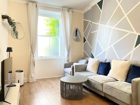 Top Airbnb: City Centre Flat | Quiet & 2-Min Walk to Station in Sighthill & Gorgie