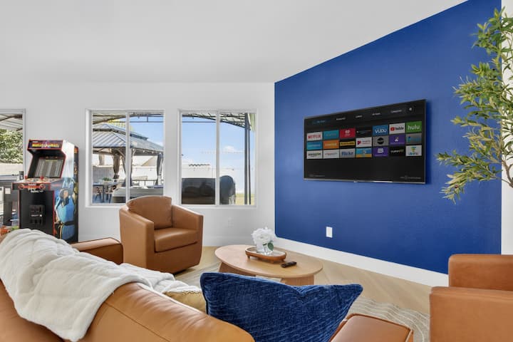 Unwind & Play Vegas Home, Hot Tub+basketball Court - North Las Vegas, NV