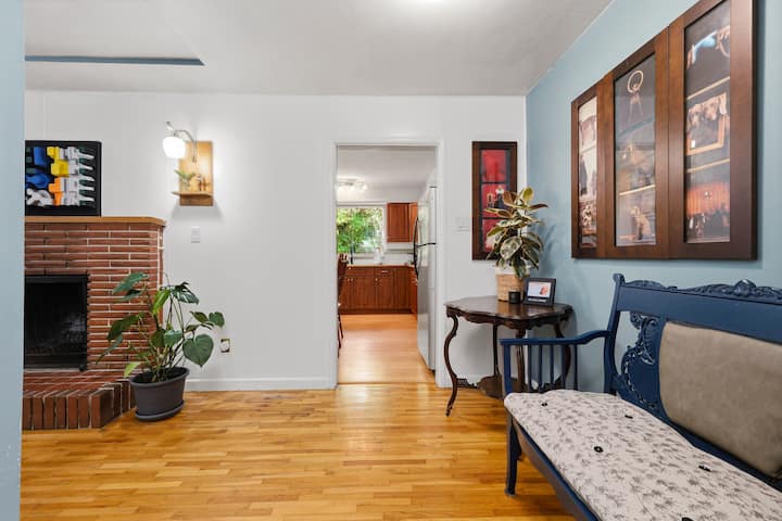 Artist’s Hideaway | Vintage 3br Retreat - White Rock