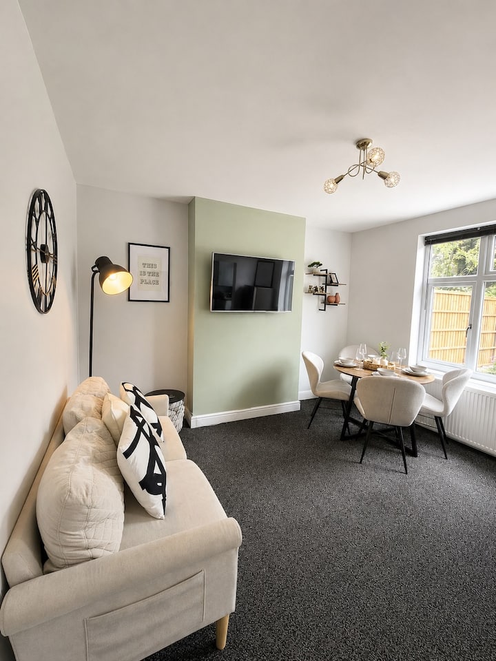 Stylish 4br Home W/ Parking | Near City & Tram - Nottingham