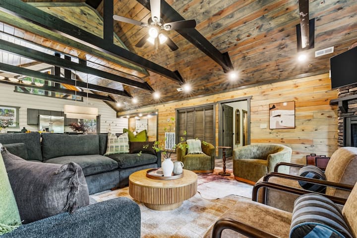 Sleeps 30 | Pool | Golf Sim | Sauna | Hot Tub - Gatlinburg, TN