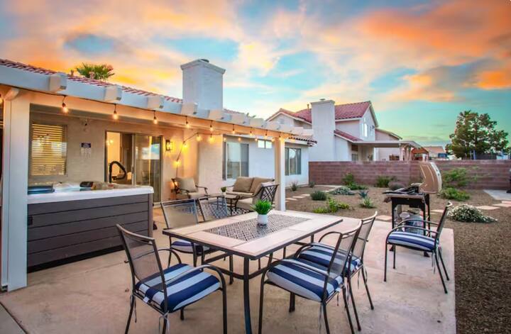 Relaxing 3 Br Retreat - Hot Tub & Game Room! - Boulder City, NV