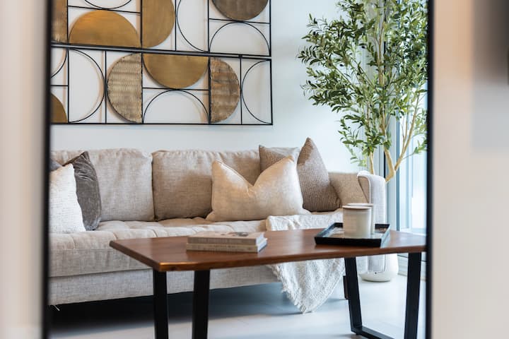 Modern 2br • Central Ac • King Bed • Parking - Vancouver