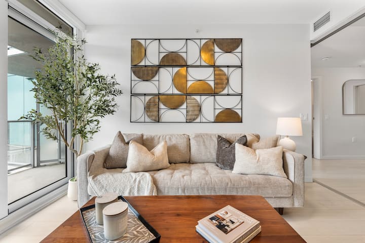 Modern 2br Central Ac King Bed Parking - Vancouver