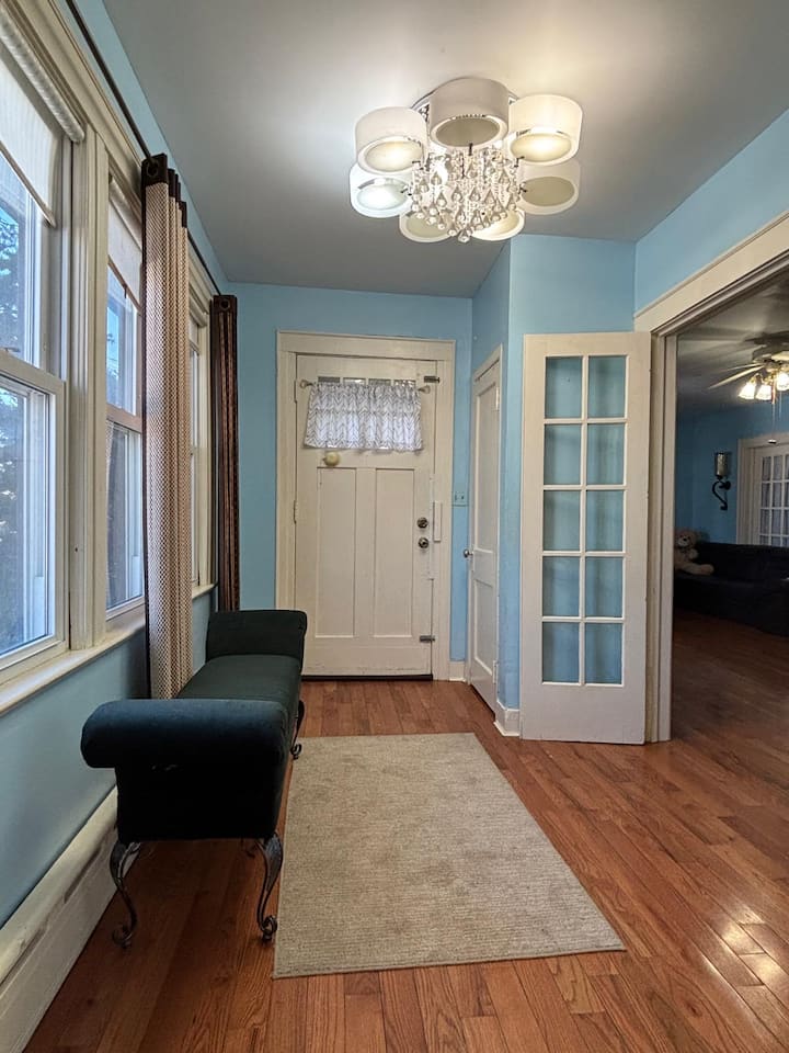 Spacious Home Near Train, Dining, Shop Essentials - Freeport, NY