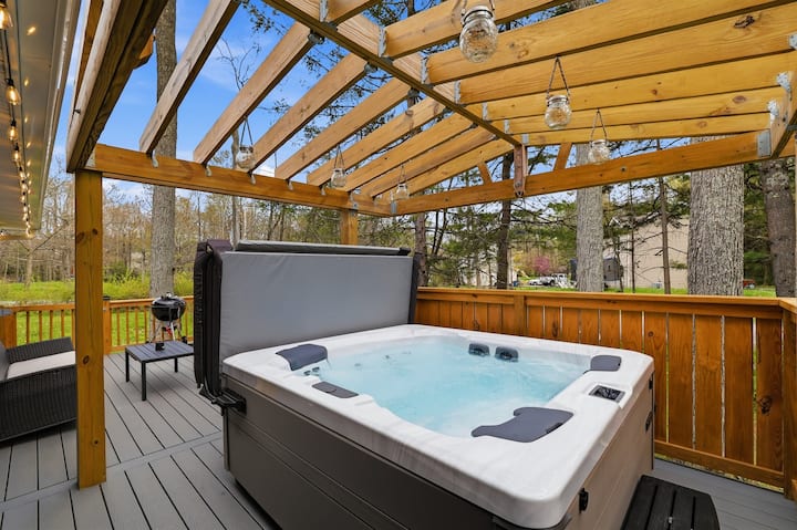Poconos Home W/ Hot Tub, Lake & Pool | Sleeps 6 - Pocono Mountains, PA