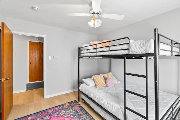 El dormitorio 3 cuenta con una litera y una cama nido.