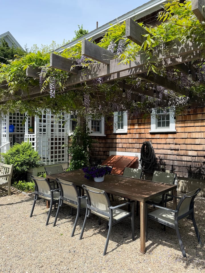 Cozy Home, Steps From Downtown Falmouth, Sleeps 8 - Falmouth, MA