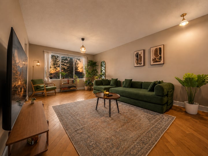 Kingsland Getaway | Minutes To Chinook Mall | 3 Br - 