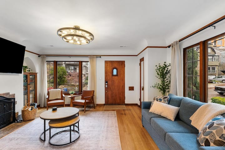 Eastlake Retreat With View And Parking! - Seattle, WA