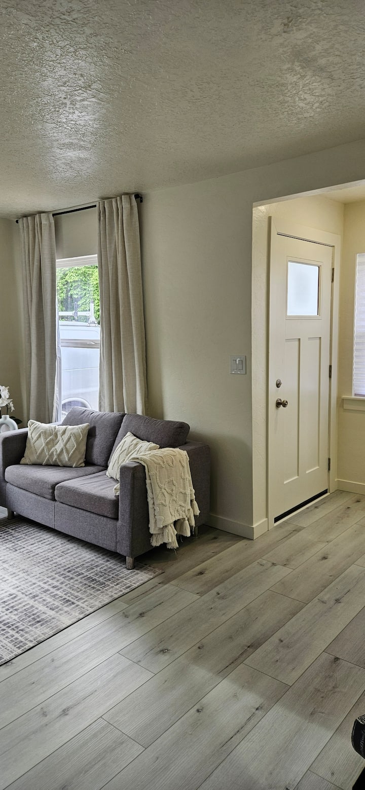 Welcome To Your Comfortable Stylish Salem! - Salem, OR
