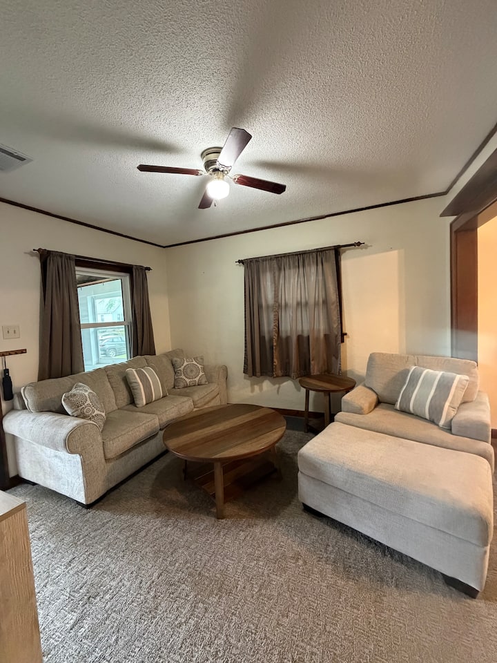 Kadia’s Place-the One Near Ellis And Downtown - Cedar Rapids, IA