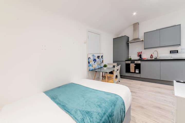 Studio - Sleeps 2 - Parking - Central - Wifi - Maidstone