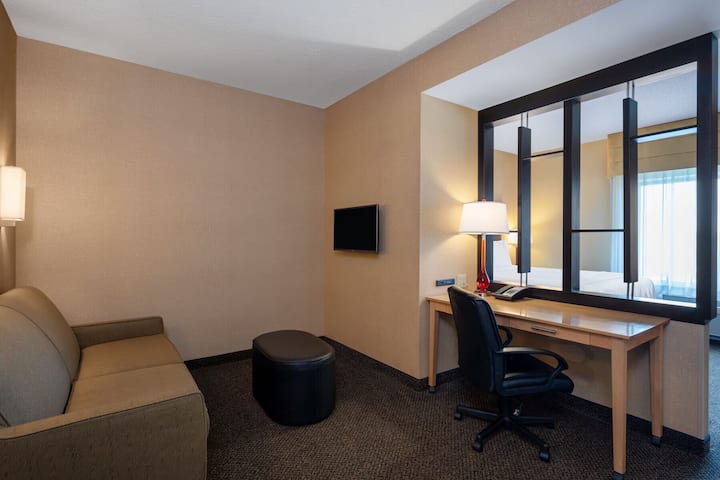 King | Wyndham Noblesville | Near Ruoff Concerts - Noblesville, IN