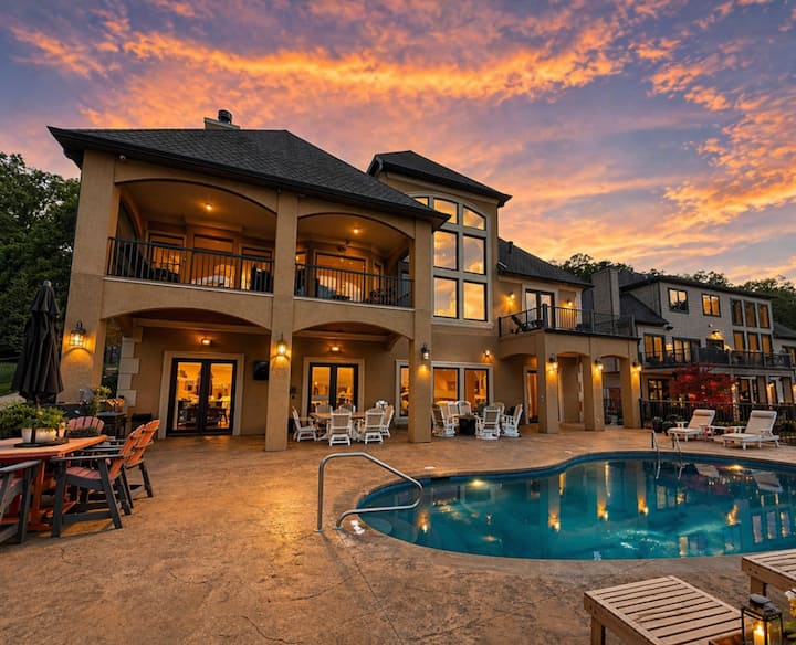 Luxury Lakefront 6bd/5ba/pool/dock/movietheater-18 - Osage Beach, MO