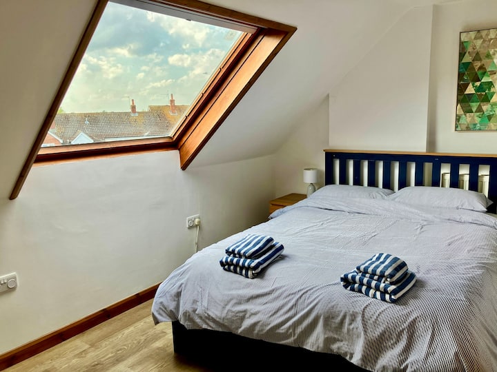 Recámara principal: cama tamaño king con baño privado, en el último piso.