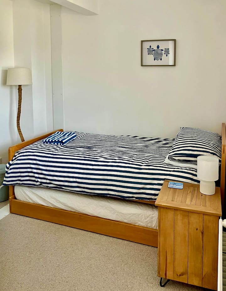 La habitación con camas individuales con cama nido se puede preparar como cama doble o dos camas individuales - Primer piso.