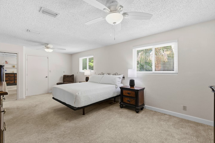 Big Tree | Dog-friendly Daytona Retreat W/hot Tub - Daytona Beach, FL